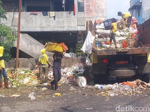 Momen Tumpukan Sampah di Jalan Bogor Diangkut Usai Diposting Bima Arya