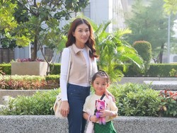 Gaya Sarwendah Ambil Rapor Anak Usai Digugat Cerai Ruben Onsu, Bawa Tas Mahal