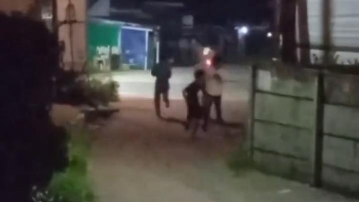 Sekelompok remaja melakukan aksi tawuran