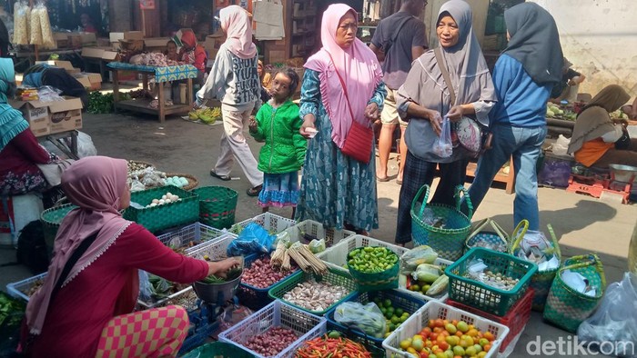 Pedagang sayur dan bumbu di pasar Klepu, Kecamatan Ceper, Klaten, Kamis (13/6/2024).
