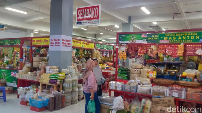 Suasana Pasar Gedhe Klaten di los sembako, Kamis (13/6/2024).