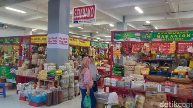 Suasana Pasar Gedhe Klaten di los sembako, Kamis (13/6/2024).