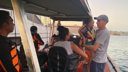 Seorang balita asal Selandia Baru bernama Liam Jack Rollo dievakuasi setelah terjatuh dari kapal di perairan Pulau Komodo, Labuan Bajo, Manggarai Barat, NTT, Kamis (13/6/2024). (Foto: Basarnas Maumere)