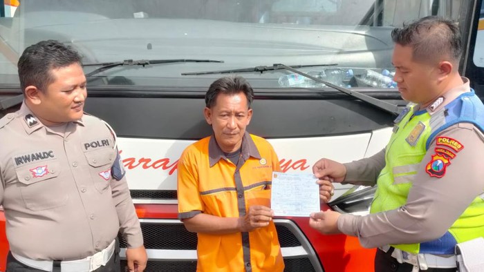 Sopir dari PO Bus Harapan Jaya ditilang