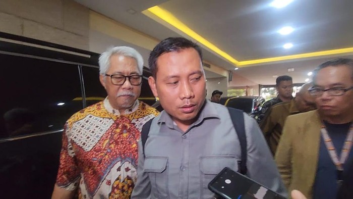 Staf Hasto, Kusnadi (kemeja abu-abu)-(Rumondang/detikcom)