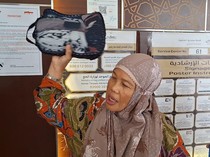 Koper Ditimbang Jelang Kepulangan, Sumiarsih Keluarkan Baju Bawa Cokelat 6 Kg