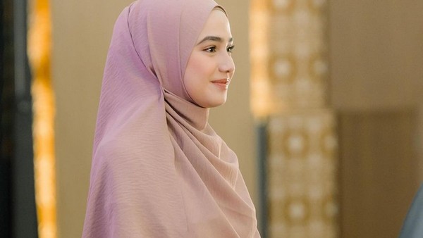 Bikin Pangling, 5 Gaya Syifa Hadju Pakai Hijab Syari di Kajian Hanan Attaki