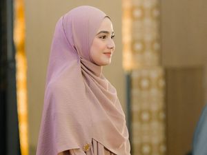 Bikin Pangling, 5 Gaya Syifa Hadju Pakai Hijab Syari di Kajian Hanan Attaki