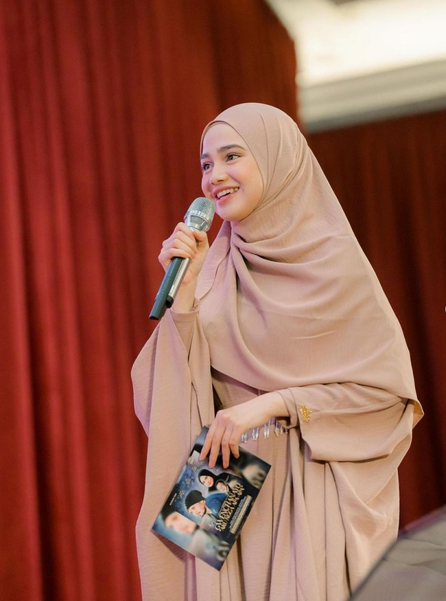 Syifa Hadju mengunggah foto OOTD penampilannya saat memandu acara kajian bersama ustaz Hanan Attaki. Ia memakai abaya bahan crinkle dan hijab syari warna senada dari brand lokal. Foto: Dok. Instagram @syifahadju.