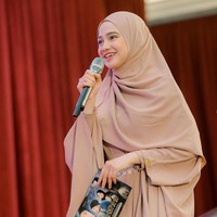 Syifa Hadju mengunggah foto OOTD penampilannya saat memandu acara kajian bersama ustaz Hanan Attaki. Ia memakai abaya bahan crinkle dan hijab syari warna senada dari brand lokal. Foto: Dok. Instagram @syifahadju.