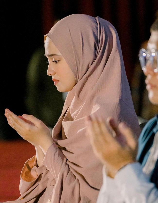 Tampil memakai hijab syari dan abaya, artis pelantun lagu Setia atau Bodoh itu menuai banjir komentar dari warganet yang kagum dengan penampilannya. Cipaa cantik bangett ucap akun @cindydeka. Masyaallah cantik banget, gamis nya juga, jadi pengen😭😭, ujar akun @vnaprianti_30. Ada juga warganet yang mendoakan Syifa Hadju agar segera berhijab. Menunggu bgt cipa dihijab selamanya 😍, harap akun @elsaniaaa_.  Foto: Dok. Instagram @syifahadju.