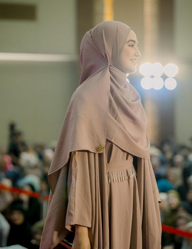 Pemain serial Mermaid in Love ini mengungkapkan rasa harunya ketika terlibat dalam kajian bersama ustaz Hanan Attaki. Alhamdulillah. Senang sekali bisa ikut meramaikan sharing time bersama Gurunda Ustadz @hanan_attaki kali ini, terima kasih kakak kakak @ayah_amanah @bunnyasfian 🤍🙏🏻, tulis Syifa. Foto: Dok. Instagram @syifahadju.