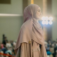 Pemain serial Mermaid in Love ini mengungkapkan rasa harunya ketika terlibat dalam kajian bersama ustaz Hanan Attaki. Alhamdulillah. Senang sekali bisa ikut meramaikan sharing time bersama Gurunda Ustadz @hanan_attaki kali ini, terima kasih kakak kakak @ayah_amanah @bunnyasfian 🤍🙏🏻, tulis Syifa. Foto: Dok. Instagram @syifahadju.