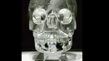 6. Tengkorak Kristal Mesoamerika Kuno: Tengkorak kristal Mesoamerika kuno tidak sungguhan, melainkan artefak rumit yang diukir. Artefak ini, sering dikaitkan dengan peradaban Aztec atau Maya, menunjukkan keahlian luar biasa, menampilkan detail presisi meski bahannya keras. Asal usul dan tujuannya masih diperdebatkan di kalangan ilmuwan. Ada yang berpendapat asalnya dari Mesoamerika pra Columbus, ada pula yang menilai dari zaman lebih baru. Studi telah mengidentifikasi tanda alat pembuatan yang tidak sesuai dengan teknologi kuno. Foto: Wikipedia