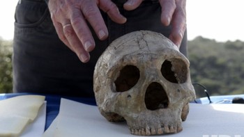 1. Manot Kranium (H.sapiens): Ditemukan tahun 2015 dalam Gua Manot di Galilea Barat, tengkorak kuno ini diperkirakan berusia 54.000 tahun, dalam periode kritis migrasi dan interaksi manusia kuno. Ia menampilkan kombinasi unik antara karakteristik Neanderthal dan modern. Manot Cranium memberikan wawasan berharga tentang kemungkinan kawin silang antara kelompok hominid yang berbeda ini. Percampuran ini adalah bagian dari proses evolusi kompleks yang membentuk keragaman genetik manusia modern selama migrasi mereka keluar Afrika.Foto: UPI