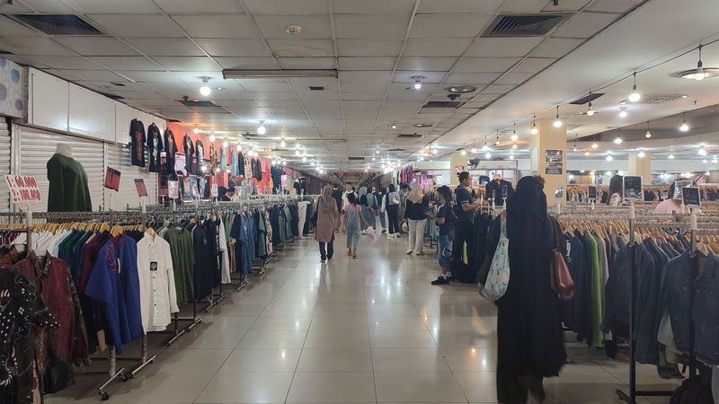Lokasi thrifting baju di lantai dasar Mal Blok M.