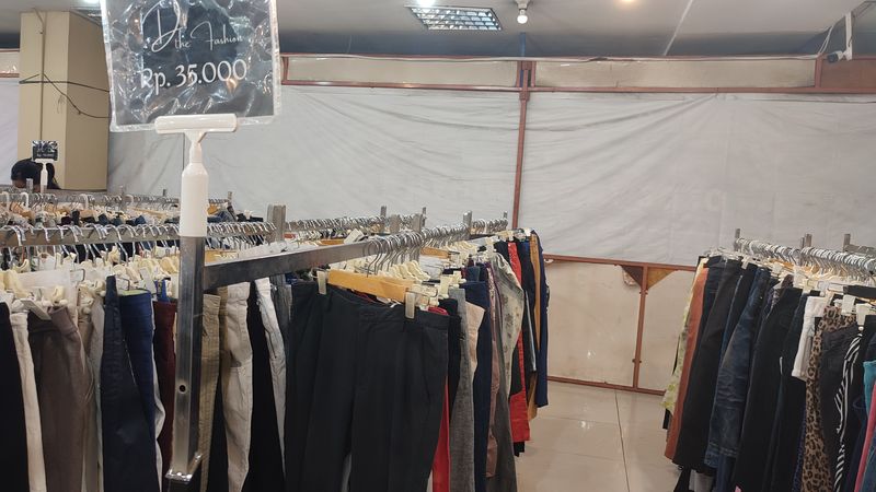 Deretan celana yang dijual di salah satu thrift shop pakaian di Mal Blok M.