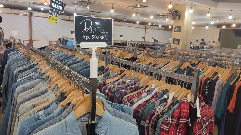 Deretan kemeja seharga Rp 50.000 yang dijual di salah satu thrift shop pakaian di Mal Blok M.