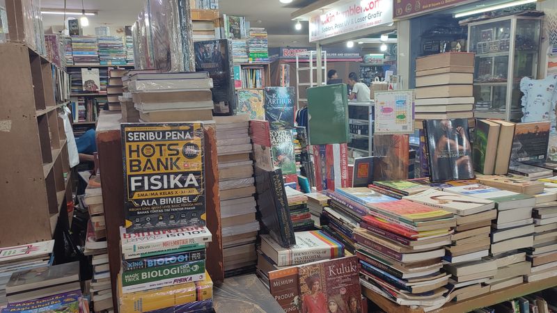 Tumpukan buku berbahasa Inggris dan Indonesia yang dijual di thrift shop buku di Blok M Square.