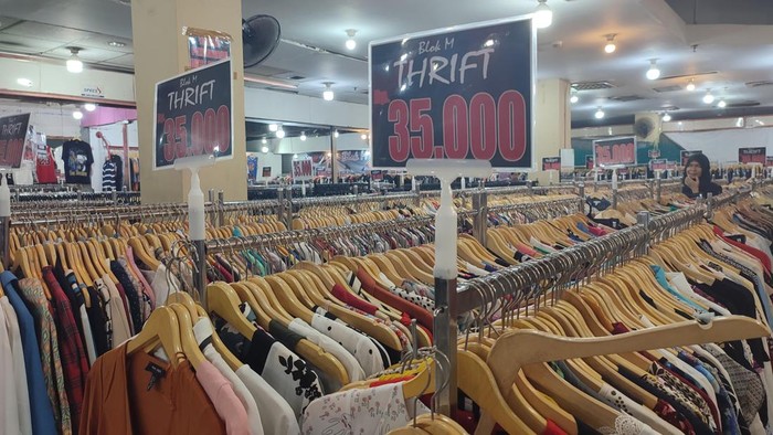 Thrifting pakaian bekas di Blok M.