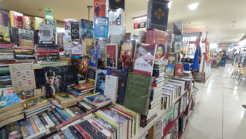 Salah satu toko penjual buku second hand di lantai basement Blok M Square.