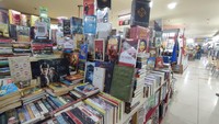Di sini kamu bisa berburu buku impor, bekas tapi original, atau cetakan lama asal mau bertanya pada penjualnya. Kamu bahkan bisa pesan jika memang sangat meminati suatu buku (dok. Ratnasari Cenreng/detikcom)