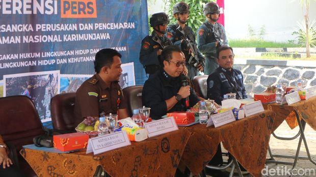 Tim penyidik Gakkum KLHK menggelar konferensi pers terkait perusakan Taman Nasional Karimunjawa di Kejaksaan Negeri Jepara, Kamis (13/6/2024).