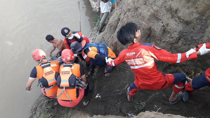Tim SAR Gabungan evakuasi korban bocah hanyut di Sungai Lematang