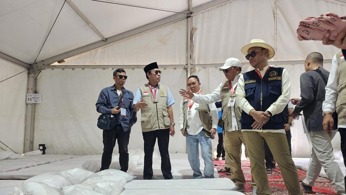 Timwas mengecek alas tidur jemaah haji RI di tenda Arafah (Mei Amelia/detikcom)