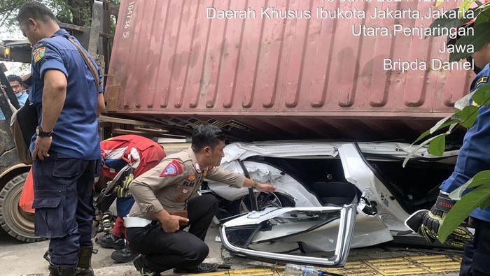 Pengemudi Mobil yang Terjepit Truk Kontainer di Jakut Berhasil Diselamatkan