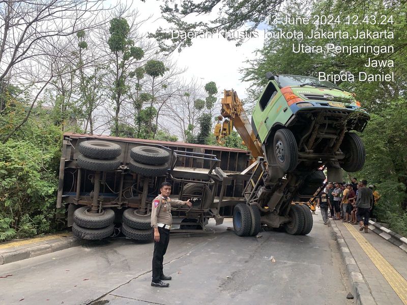 Truk kontainer terguling timpa mobil di Jakut