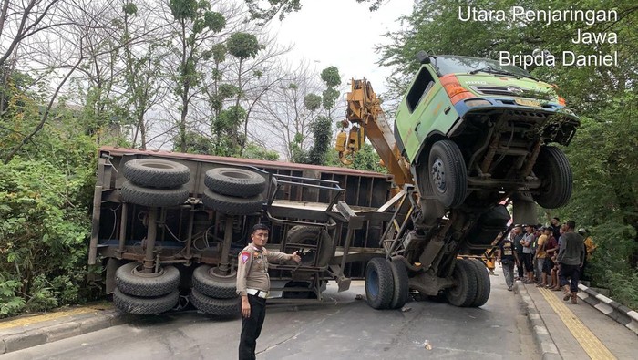 Tragedi Pilu: Kontainer Berjatuhan di Jakarta Utara Hantam Mobil, Pengemudi Terjebak