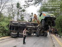 Hyundai Creta Remuk Tertimpa Kontainer, Cuma Ini Rumus Nyetir Aman di Sekitar Truk