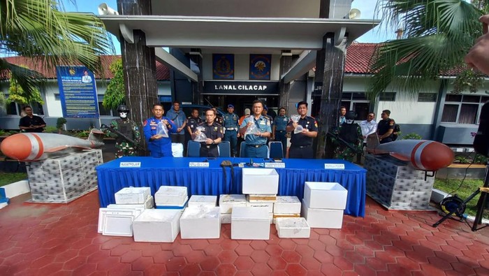 Ungkap kasus penyelundupan benih lobster tanpa dokumen di Pangkalan TNI AL Cilacap, Kamis (13/6/2024).