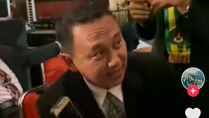 Tangkapan layar video viral di media sosial video yang memperlihatkan seorang guru mendapat hadiah dari muridnya.