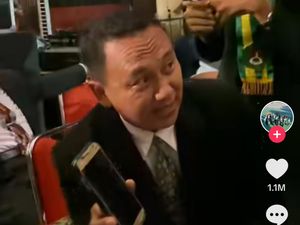 Viral Guru MAN 3 Sleman Diberi Kado Perpisahan HP oleh Muridnya