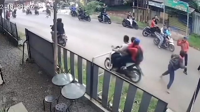 Viral tawuran pelajar bersajam di Bogor dibubarkan warga