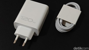 Vivo memberikan adaptopr charger 120W. Foto: Adi Fida Rahman/detikINET