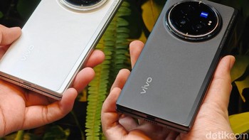 Vivo X Fold3 Pro hadir dalam pilihan warna Eclipse Black dan Solar White /Foto: Adi Fida Rahman/detikINET