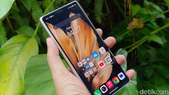 Layar covernya menggunakan panel AMOLED LTPO berukuran 6,53 inch dengan resolusi FHD+ dengan refresh rate 120Hz dengan tingkat kecerahan 4.500 nits. Foto: Adi Fida Rahman/detikINET