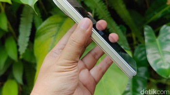 Ketebalan bagian engsel seperti ukuran HP flagship pada umumnya Foto: Adi Fida Rahman/detikINET