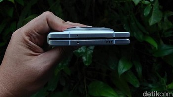 Saat ditutup ketebalannya hanya 11,2 mm. Foto: Adi Fida Rahman/detikINET