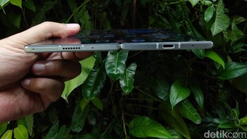 Saat dibuka ketebalannya hanya 5,2 mm. Foto: Adi Fida Rahman/detikINET