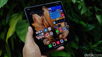 Ketika dibuka, Vivo X Fold3 Pro menampilkan layar utamanya yang berukuran 8,03 inch. Layar ini menggunakan panel E7 LTPO AMOLED dengan resolusi 2K+, refresh rate 120Hz, dan tingkat kecerahan hingga 4.500 nits. Foto: Adi Fida Rahman/detikINET