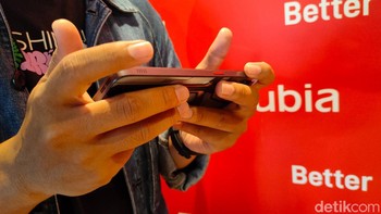 Produk terbaru ZTE ini merupakan HP entry level pertama, yang memiliki dual gaming shoulder trigger. Ressy menjamin responsif dari tombol L1 R1 tersebut sangat cepat, sehingga gamer tidak perlu khawatir soal delay. Foto: (Panji Saputro/detikINET).