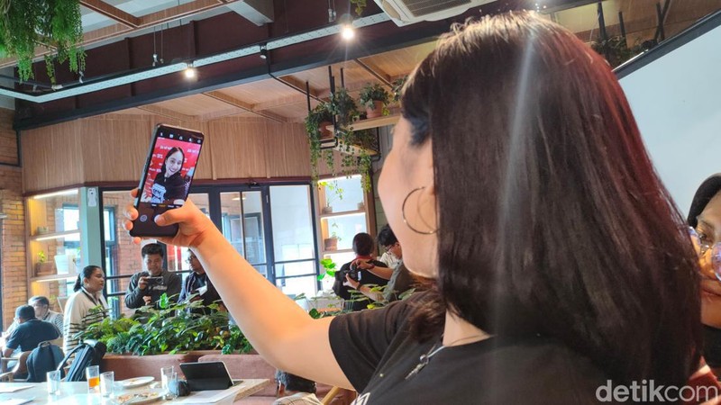 ZTE resmi merilis Nubia Neo 2 5G di Indonesia. Segini harga jual dan spesifikasi yang ditawarkan.