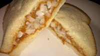 Makan roti tawar dengan selai kacang memang enak. Tapi kalau mau coba sesuatu yang baru, selai kacang ini bisa dipadukan dengan potongan bawang bombay. Foto: Pool/Site