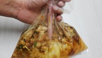 Terakhir ada sekte aneh makan bubur ayam, yaitu bubur ayam yang disedot pakai sedotan layaknya minuman. Meski aneh tapi rasanya tetap enak. Foto: Pool/Site