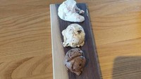 Biasanya restoran memikirkan betul presentasi makanan mereka agar terlihat menarik selera. Namun restoran ini percaya diri menaruh es krim berantakan di atas papan kayu pucat. Foto: BuzzFeed