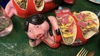 Restoran ini memilih wadah saji yang super unik. Tampilannya seperti babi seksi yang perutnya terbuka dan diisi taco. Foto: BuzzFeed